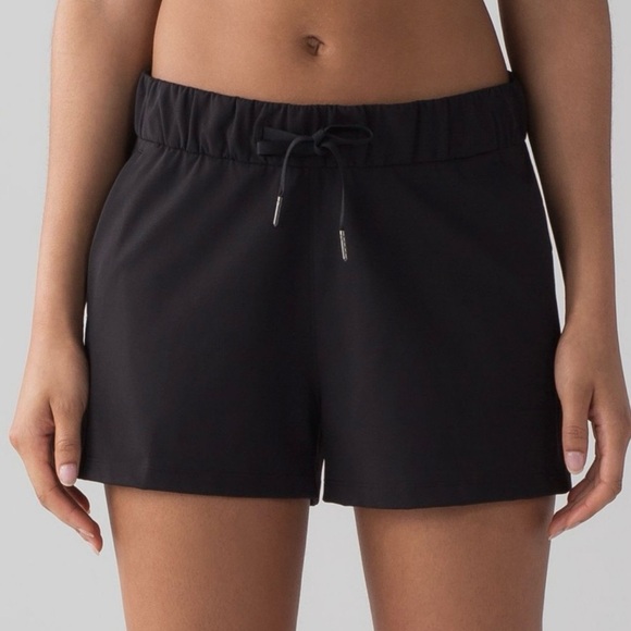 lululemon athletica Pants - Lululemon On the Fly Shorts *Woven *2.5” Black *Size 10